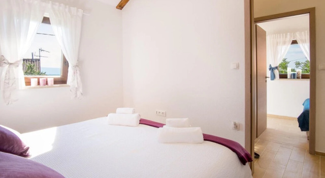 Beautiful Home in Sveti Vid With Wifi and 2 Bedrooms, Varaa Hotelli Hotellit Kvarner Islands uima-altaalla, Uima-allas