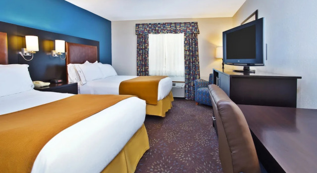 Четырёхместный номер Standard с балконом Holiday Inn Express Mackinaw City by IHG
