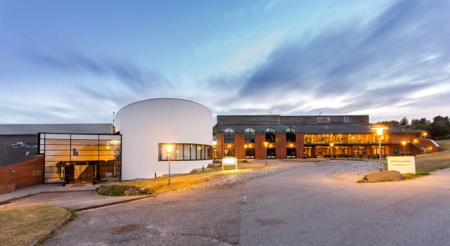 Fuglsøcentret, Rezervovat Hotel Knebel 