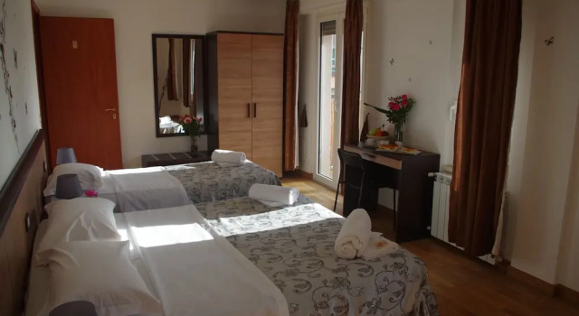 Трёхместный номер Standard с балконом Hotel Euro Inn