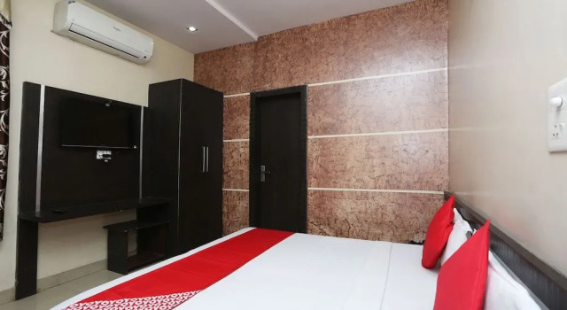 OYO 8869 Hotel-a-firoza, Забронировать Отель Хисар штат Харьяна