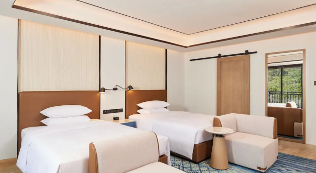 Camera quadrupla Superior con balcone e con vista sul giardino Four Points by Sheraton Hainan, Qiongzhong