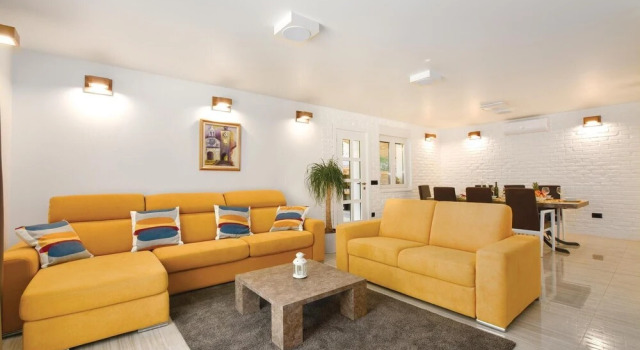 Amazing Home in Omis with Hot Tub, Sauna & WiFi, Rezerwuj Hotel Hotele w Split-Dalmatia County z parkingiem, Parking