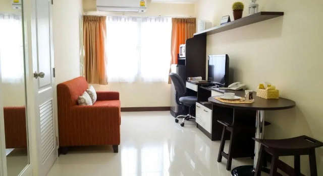 Апартаменты Standard Charming Resident near BTS Ekkamai Station