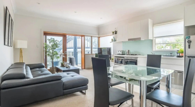 2 Bedroom Home in Kirribilli With a Great View, Забронировать Апартаменты/квартира Киррибилли Сидней, рядом с Cremorne Point to Mosman Bay Walk