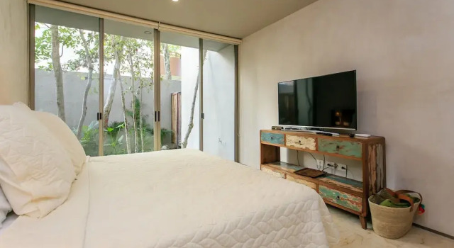 Апартаменты Цокольный этаж с 2 комнатами Eco-chic Design Condos Wrapped in Natures Elements by Stella Rentals