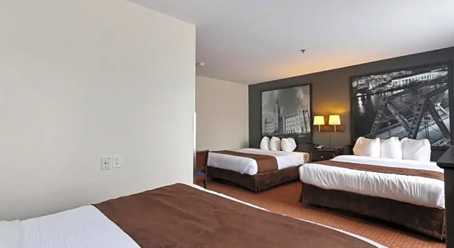 Шестиместный номер Superior Super 8 by Wyndham Quebec City