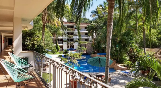 Кровать в общем номере Hotel Casa Iguana Mismaloya