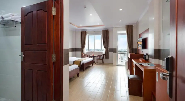 Трёхместный номер Standard с балконом Phuc Ngoc Hotel