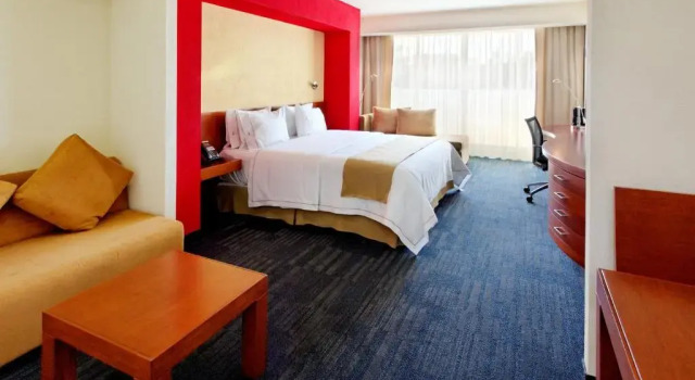 Люкс с балконом Holiday Inn Express Guadalajara Expo by IHG