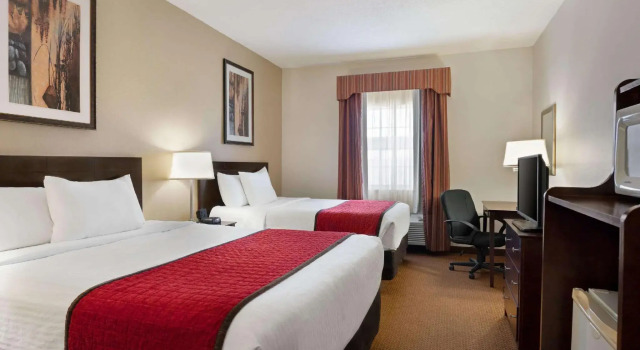 Четырёхместный номер Deluxe Ramada by Wyndham Elizabethtown