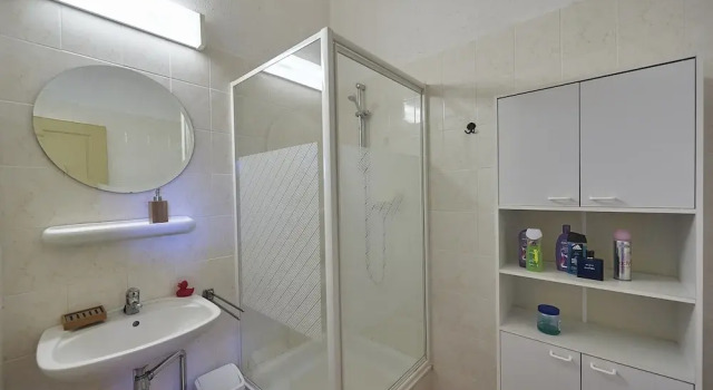 Holiday Home in France With Private Terrace, Rezerwuj Dom wakacyjny Domki letniskowe w Mauroux, Domek