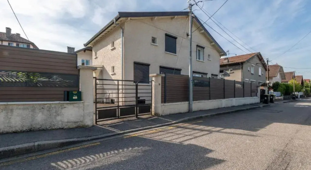 Ideally Located Furnished Townhouse With 3 Bedrooms Parking & Garden