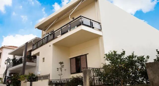 Gorgeous Holiday Home in Arhanes with Balcony