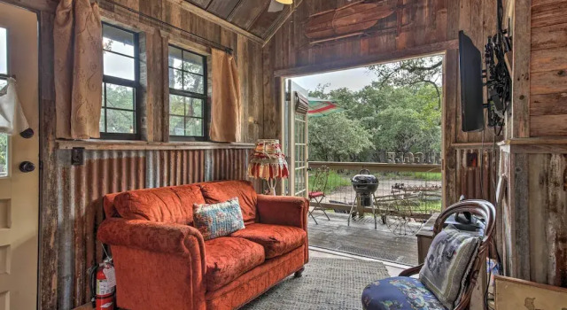 Snuggle Inn' Wimberley Cabin w/Fire Pit+Deck, Забронировать Апартаменты/квартира Отели Уимберли с парковкой, Парковка
