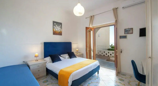 Трёхместный номер Standard с балконом и с видом на море Hotel Villa Bellavista