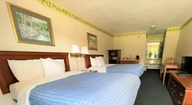 Standardowy czteroosobowy pokój Rodeway Inn Sandersville