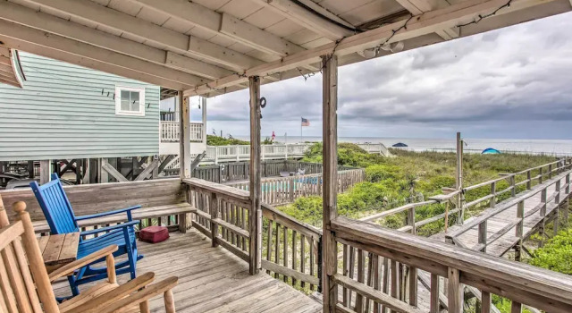 Rustic Beachfront Cottage w/ Deck & Boardwalk