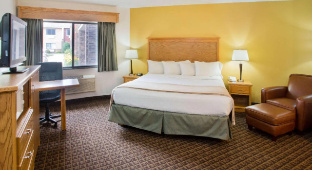 Двухместный люкс с 2 комнатами AmericInn by Wyndham Aberdeen Event Center
