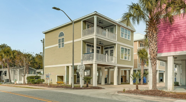 1 Block to Shore: Myrtle Beach Home w/ Pool Access, Забронировать Дом для отпуска Коттеджи Миртл-Бич, рядом с Парк аттракционов Фэмили-Кингдом, Коттедж