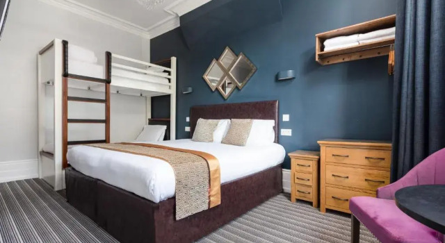 Четырёхместный номер Standard Applewood Hotel