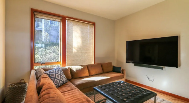 FOUR Condo with Columbia River Gorge View and Hot Tub by RedAwning, Забронировать Апартаменты/квартира Апартаменты Худ-Ривер, Апартаменты/квартира