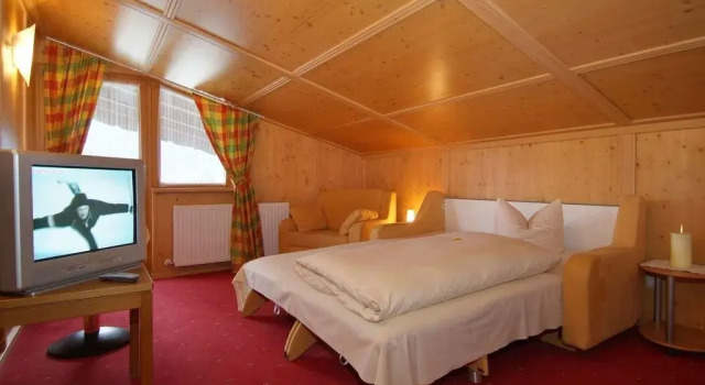 Pension Garni Hochmoos, Rezerwuj Hotel Hotele w Tyrol z parkingiem, Parking