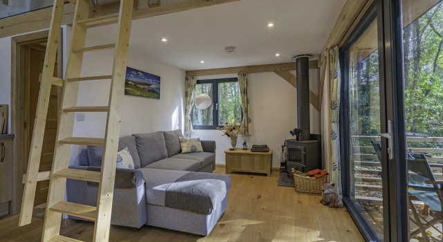Alfriston Woodland Cabins - Foxes Hollow-hot Tub
