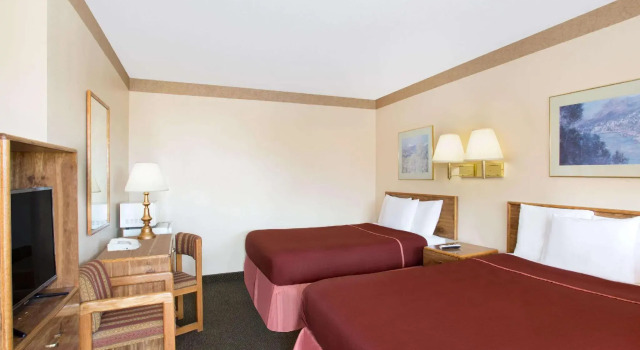 Четырёхместный номер Standard Howard Johnson by Wyndham Brigham City