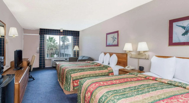 Четырёхместный номер Deluxe Days Inn by Wyndham Seguin TX