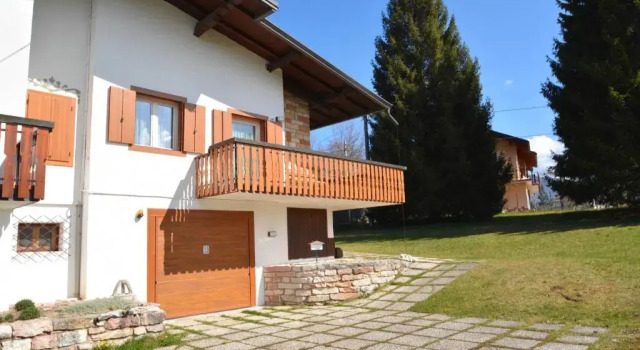 GRAZIOSA BIFAMILIARE AD ASIAGO con giardino privato, Book Hotel Hoteller i Asiago med parkering, Parkering