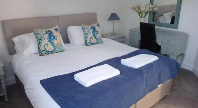 5 Bedrooms/sleeps 10-12/free Wifi & Parking/garden, Varaa Hotelli  
