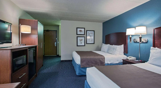 Четырёхместный номер Standard AmericInn by Wyndham Fort Dodge