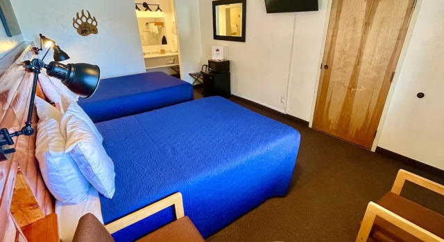 Standardowy czteroosobowy pokój z widokiem na góry Red Bear Inn