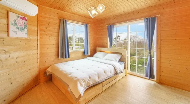 Кровать в общем номере Jeju Haeul Pension