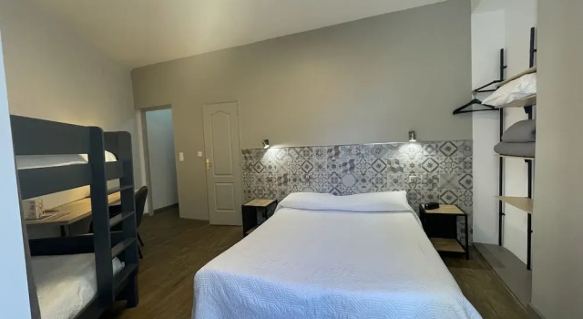 Четырёхместный номер Standard с балконом Hôtel Mistral Saint Roch