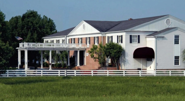 Кровать в общем номере Breckinridge Inn