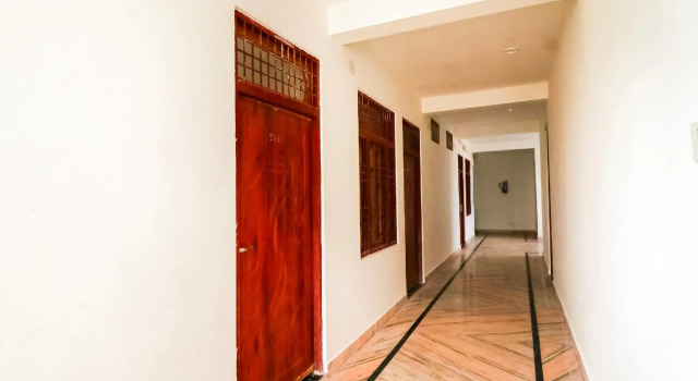 Hotel O by OYO Arpit Hotel Jhusi Railway Station, Забронировать Отель Отели Джуси с парковкой, Парковка