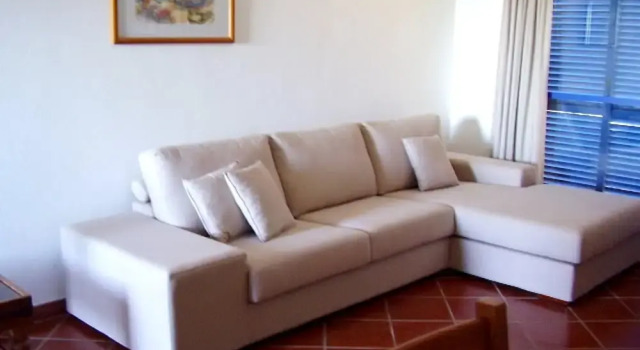 House With one Bedroom in Alvor, With Shared Pool, Furnished Terrace and Wifi Near the Beach, Rezerwuj Hotel Hotele w Algarve z parkingiem, Parking