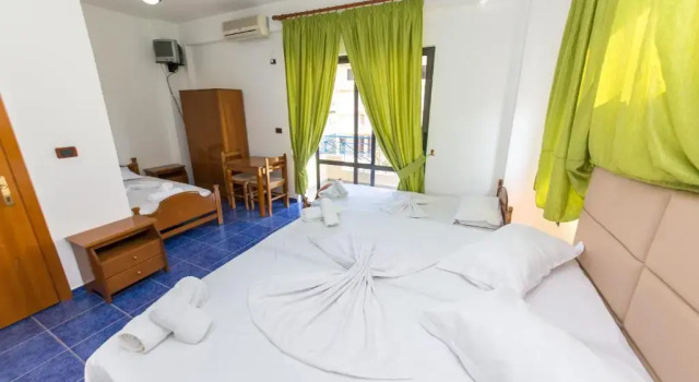 Standard Vierer Zimmer mit Balkon Blue Saranda Hotel