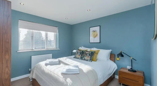 Castle Townhouse Kenilworth - Private Parking - 24 Hr Gym Access - Town Centre, Забронировать Отель Отели Уорикшир с парковкой, Парковка