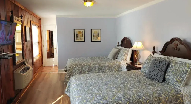 Четырёхместный номер Standard McKinley Edwards Inn
