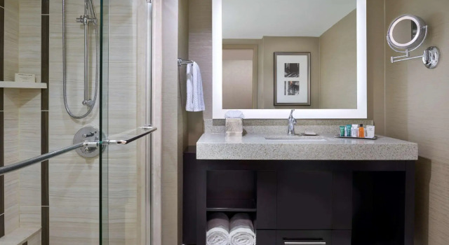 Двухместный полулюкс с мини-кухней Hilton Toronto