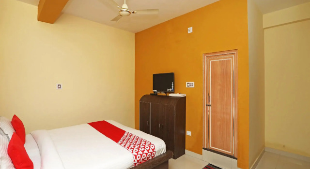 Люкс Standard OYO 16821 Hotel Senapati Palace