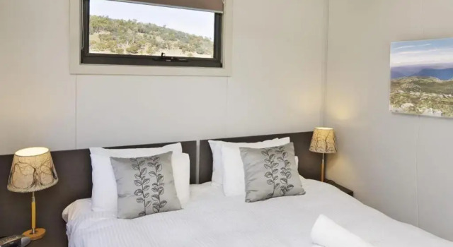 Ecocrackenback 19 'Sustainable, luxurious chalet close to the slopes.'