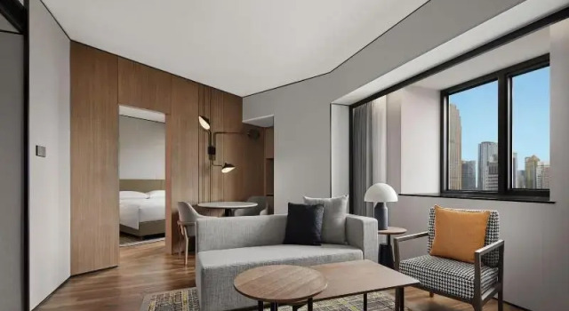 Luksusowy dwuosobowy suite Sheraton Chengdu Lido Hotel