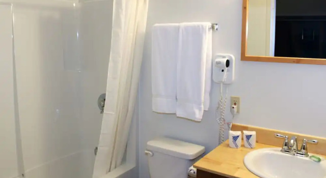 Четырёхместный номер Deluxe с балконом Northern Rockies Lodge