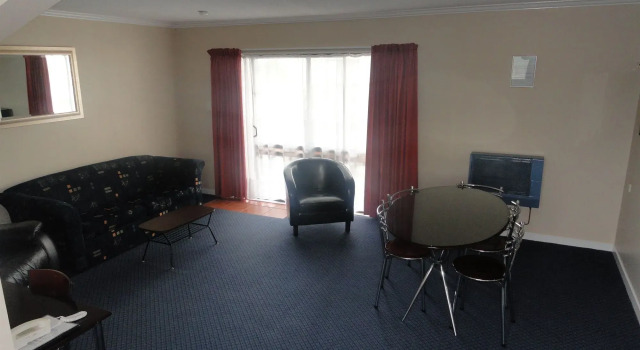 Hawks Inn Motel