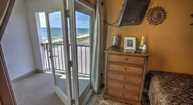 Florence I 608 Minium Studio Bedroom Condo by RedAwning