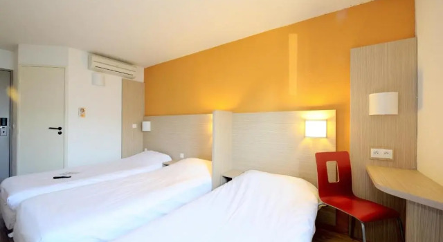 Трёхместный номер Standard with shower Hôtel Kennedy Parc des Expositions